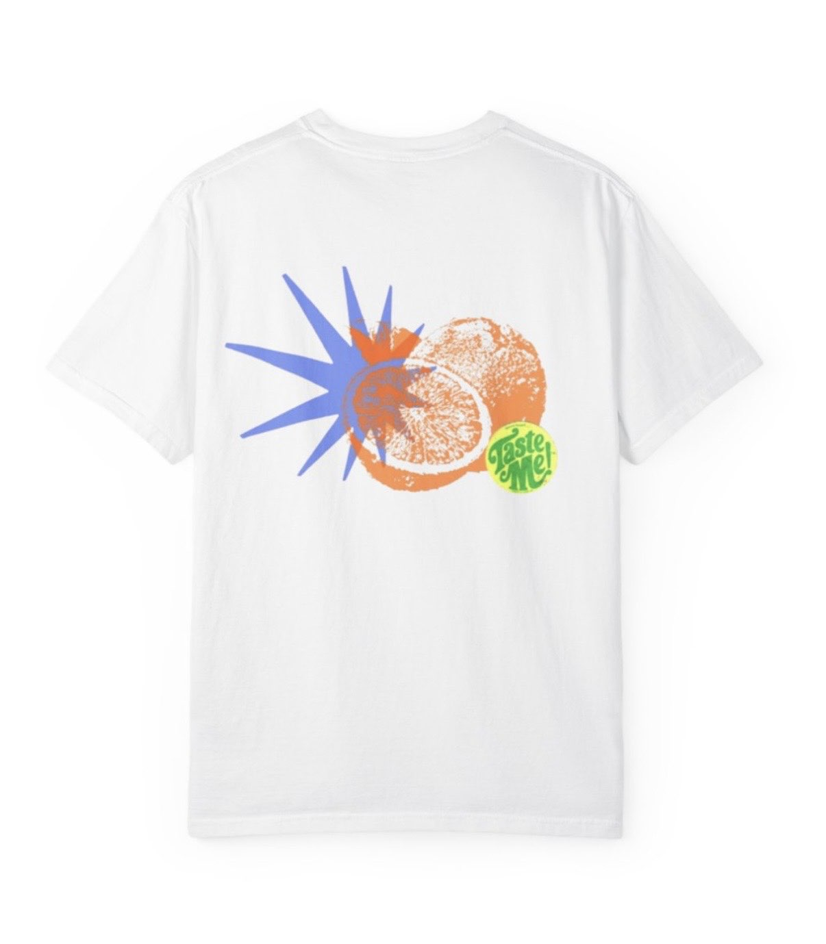 T-shirt branca vista de costas com ilustração colorida